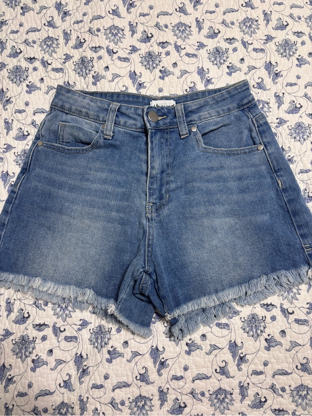 Abound women’s size 26 cutoffs Jean shorts 
Medium wash
Excellent condition